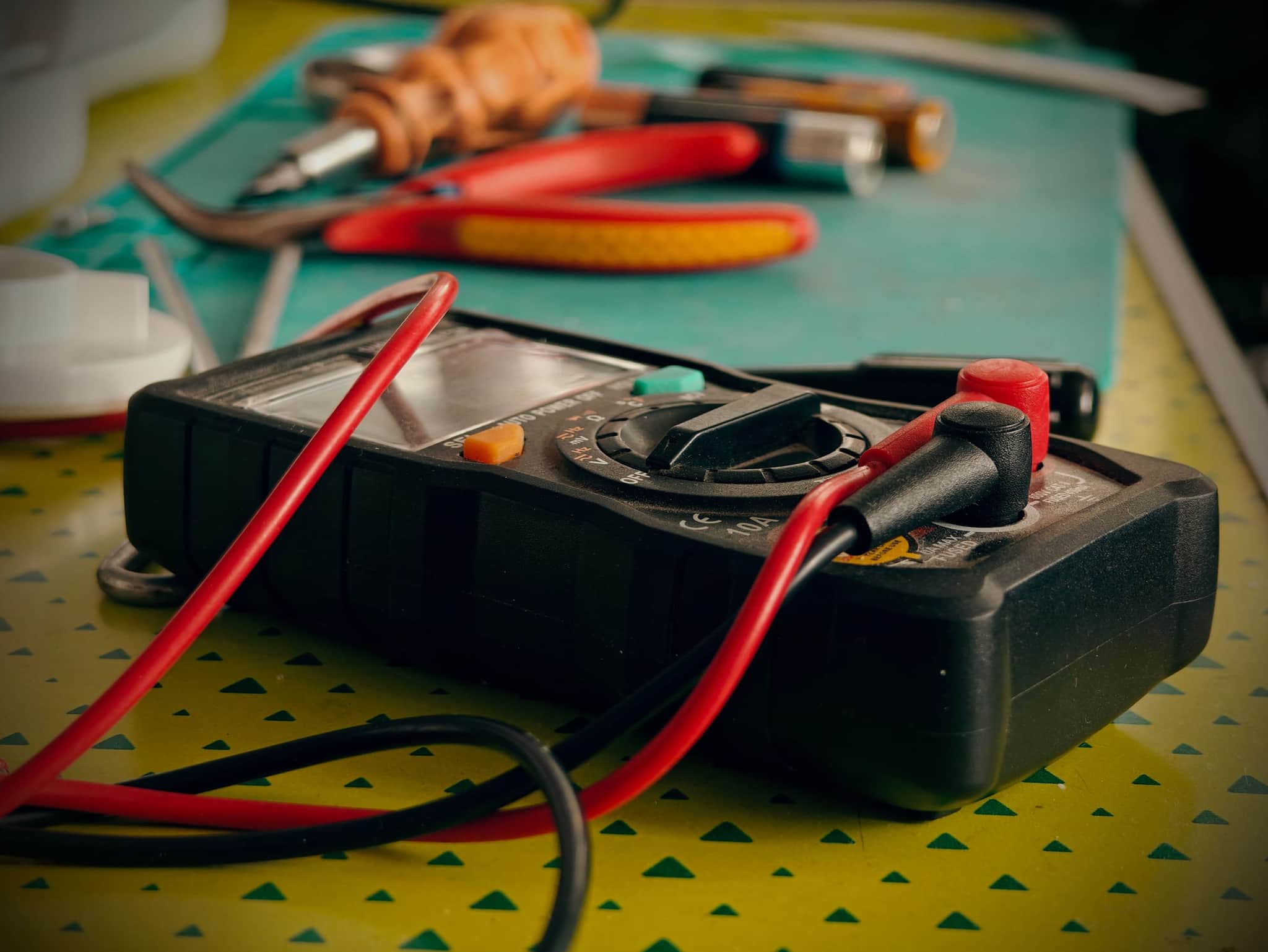 Técnico realizando diagnóstico electrónico